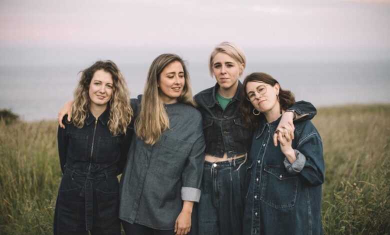 Pillow Queens share "Rats" Sign to Royal Mountain Records